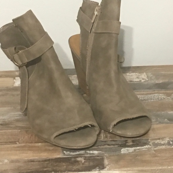 NWOT Peep Toe Bootie - Picture 3 of 4